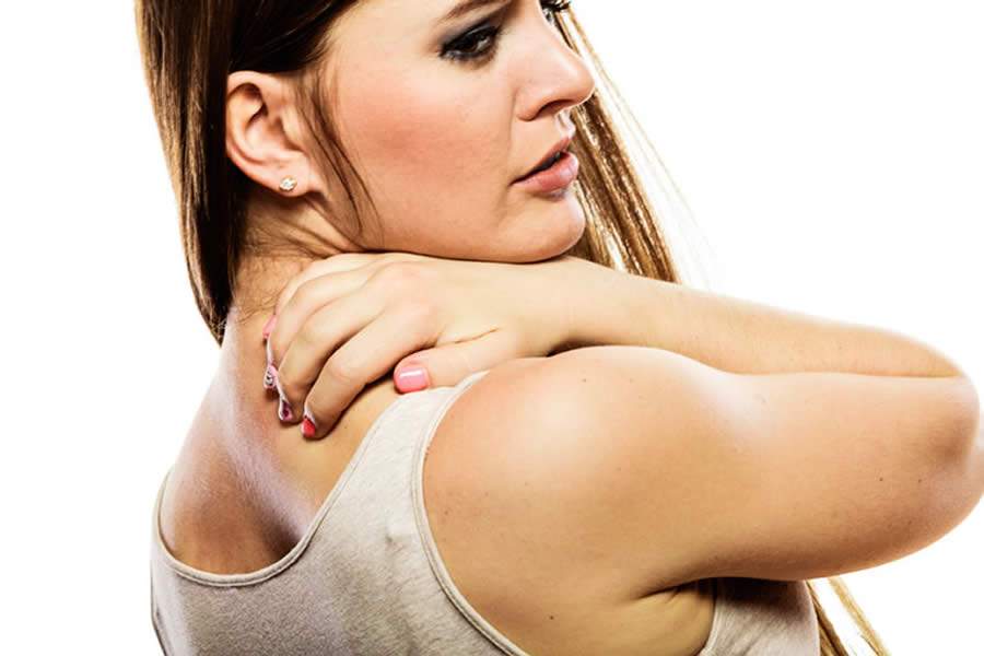 Roupas suadas, exercícios físicos e cabelos soltos podem causar ‘acne mecânica’ na pele