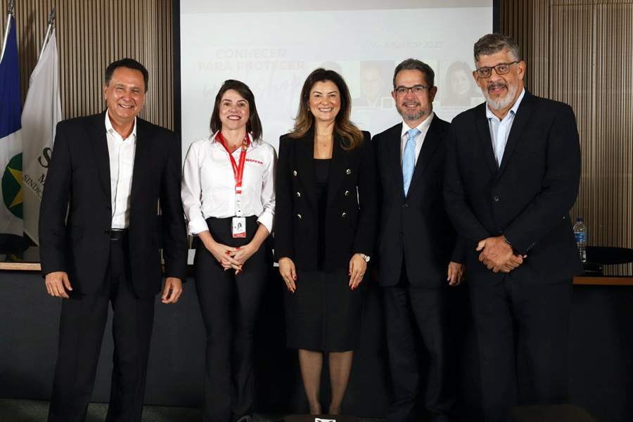 Foto 1 &ndash; Geraldo Andrade (gestor da Phoenix Minas), Cl&aacute;udia Suarez (especialista em Vida, Capitaliza&ccedil;&atilde;o e Previd&ecirc;ncia da MAPFRE), Juliana Queiroz (presidente da Comiss&atilde;o de Benef&iacute;cios do SindSeg MG/GO/MT/DF), Landulfo de Oliveira Ferreira J&uacute;nior (s&oacute;cio-diretor do escrit&oacute;rio Abdalla e Landulfo Advogados) e Maur&iacute;cio Tadeu Barros Morais (diretor do CSP-MG) no VI Workshop Conhecer para Proteger - Fotos: Arnaldo Athayde