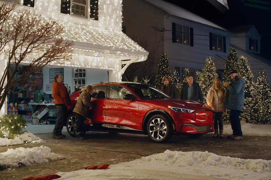Comercial do Ford Mustang Mach-E nos EUA revive cl&aacute;ssico de Natal com Chevy Chase