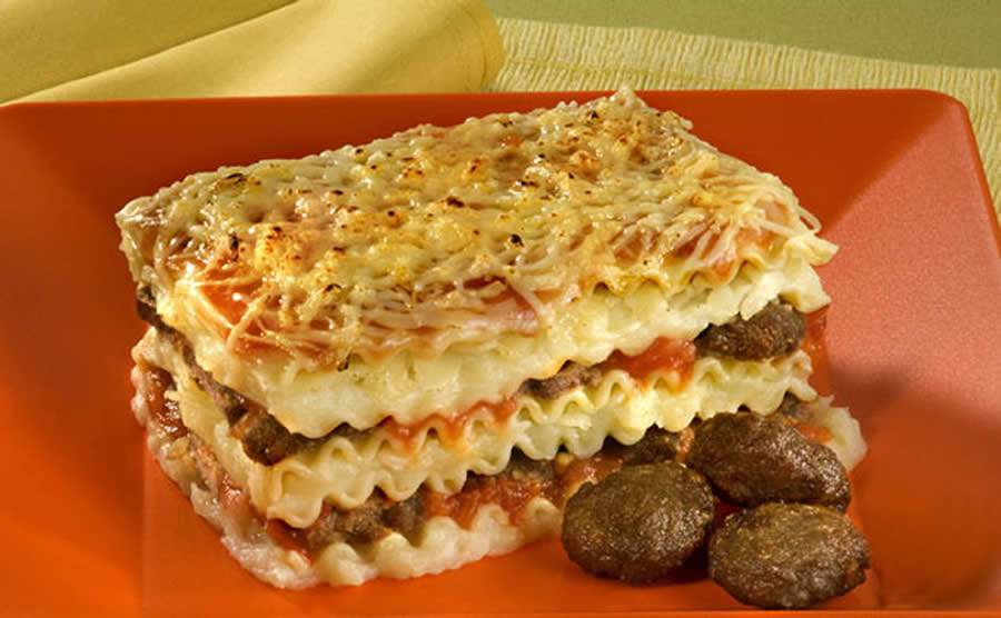 Lasanha ao Molho de Batata com Hamburguinhos - Marca Adria Divulgação