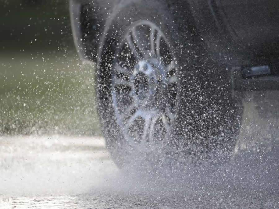 Em uma pista molhada o motorista necessita de tr&ecirc;s vezes mais espa&ccedil;o para frear - Divulga&ccedil;&atilde;o