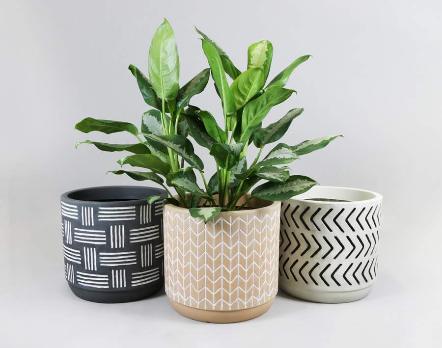 Vasos da cole&ccedil;&atilde;o Marajoara, agora com um mix de cores tanto nas pe&ccedil;as como nos desenhos (preto e branco; terracota e branco; al&eacute;m de branco e preto). A partir das novas tonalidades, tamb&eacute;m presentes nos detalhes, as pe&ccedil;as ganham ainda mais destaque / Divulga&ccedil;&atilde;o