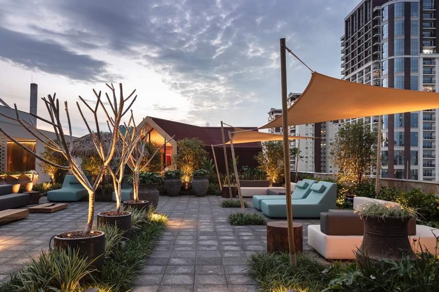 O Rooftop CASACOR, ambiente de Cate Poli e Jo&atilde;o Jad&atilde;o, foi valorizado pela ilumina&ccedil;&atilde;o da Interlight. Foto: Evelyn M&uuml;ller