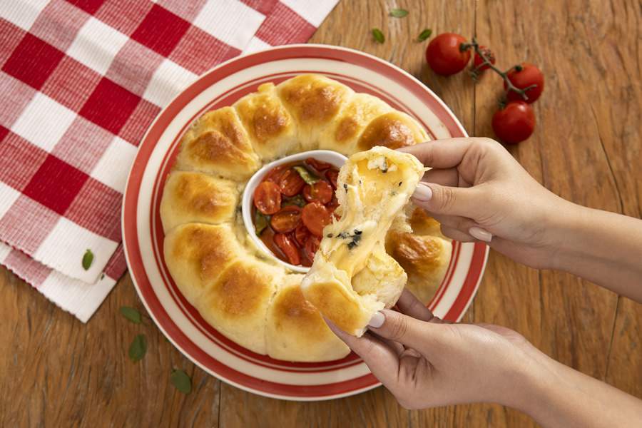  Bomb Cheese com mix de Queijos Tirolez e tomatinho confitado - Divulgação Tirolez