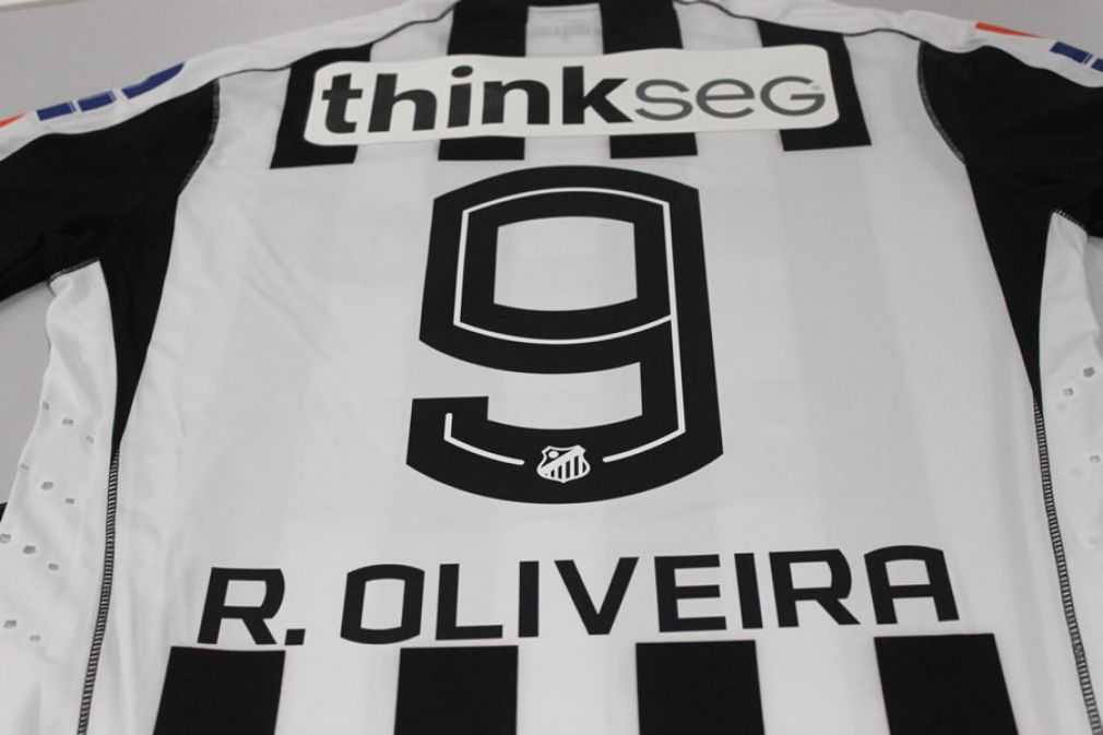 Thinkseg estreia sua marca na cor preta na camisa do Santos