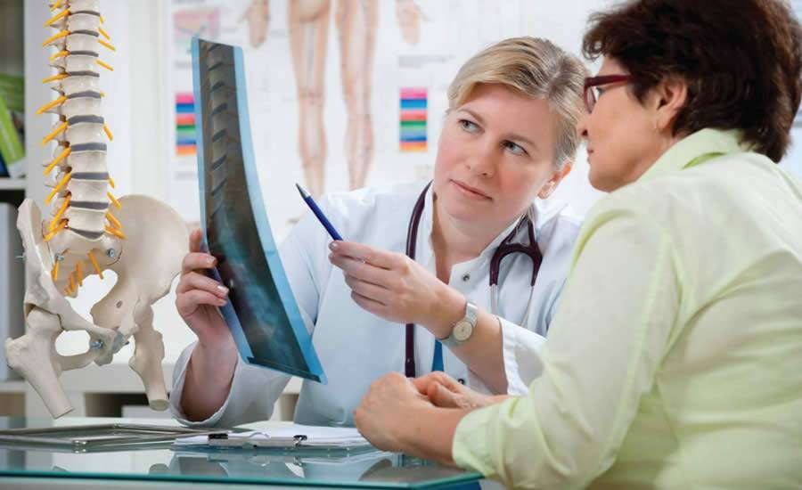 Especialista explica o que &eacute; osteoporose, suas causas, tratamento e como se prevenir