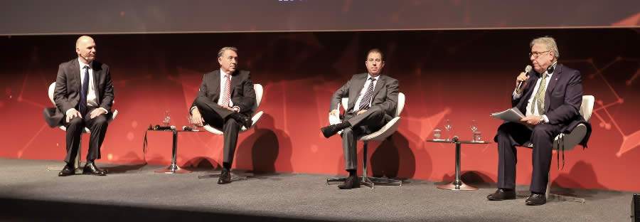 Da esquerda para a direita: o diretor de Inova&ccedil;&atilde;o do Grupo AF e autor do best-seller da Amazon "The End Of Insurance As We Know It", Rob Galbraith; o CEO da Mapfre, Luis Guti&eacute;rrez; o presidente da FenaCap e da Brasilcap, Marcelo Farinha; e o presidente da CNseg, Marcio Coriolano