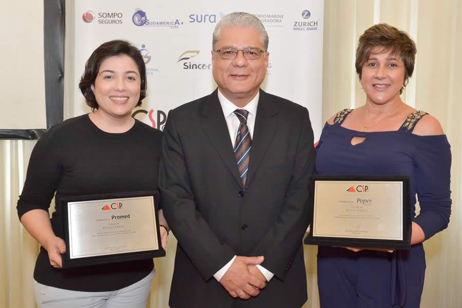 Ana Fl&aacute;via Pereira (Promed), Jo&atilde;o Paulo Mello (presidente do CSP-MG), Elaine Patente Godinho (Peper): novas benem&eacute;ritas do Clube receberam placas de agradecimento