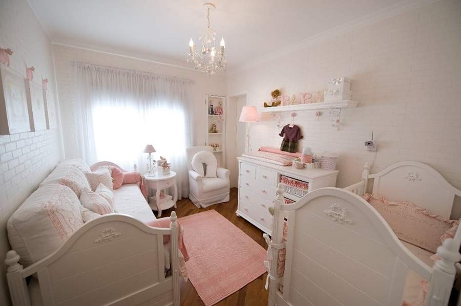 Neste dormit&oacute;rio assinado pela profissional Cristiane Schiavoni, o estilo cl&aacute;ssico norteou as escolhas: tons claros &ndash; incluindo no mobili&aacute;rio, papel de parede e enxoval. Em toda especifica&ccedil;&atilde;o, a certeza de um ambiente seguro e confort&aacute;vel para a conviv&ecirc;ncia em mam&atilde;e e beb&ecirc; | Foto: Gustavo Scatena