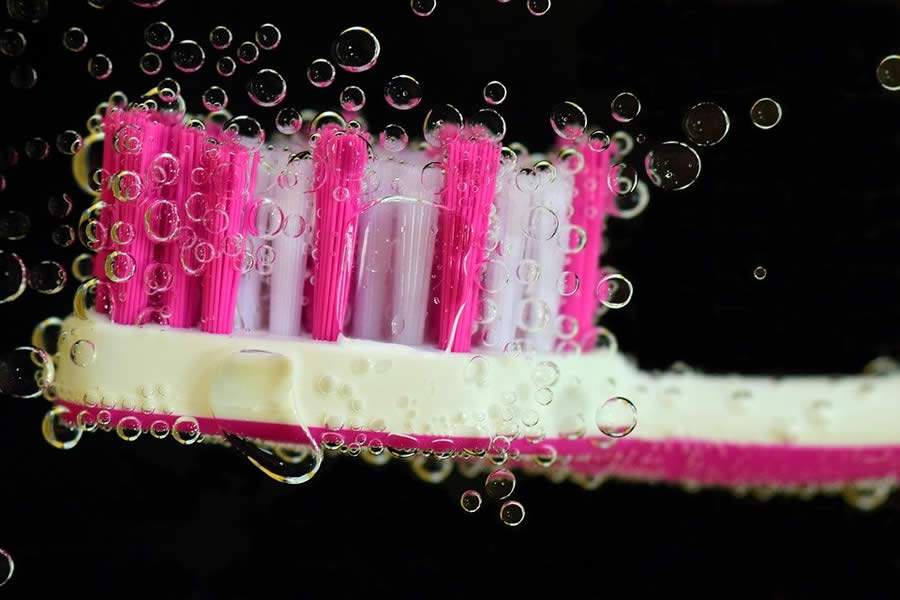 Trocar a escova de dentes após uma gripe ou resfriado é questão de saúde