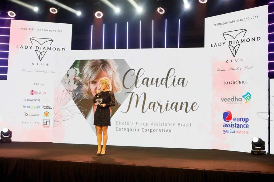 Claudia Louren&ccedil;o, Diretora de Recursos Humanos da Europ Assistance Brasil, &eacute; premiada em evento sobre empreendedorismo feminino
