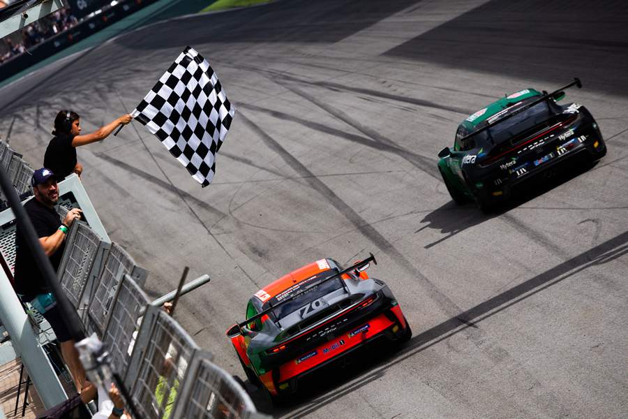 Diferen&ccedil;a na chegada foi de 0,1 segundo de Feldmann sobre Miguel Paludo (Rafael Gagliano/Porsche Cup Brasil)