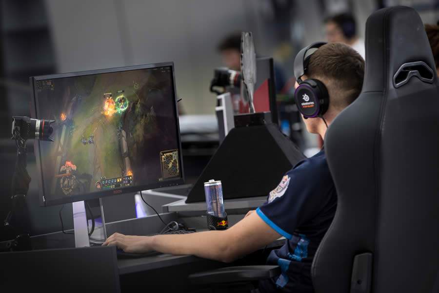 Competidor encara desafiante na Top Lane de Summoner's Rift em partida v&aacute;lida pelo Red Bull SoloQ (Cr&eacute;dito: Matthias Heschl/Red Bull Content Pool)