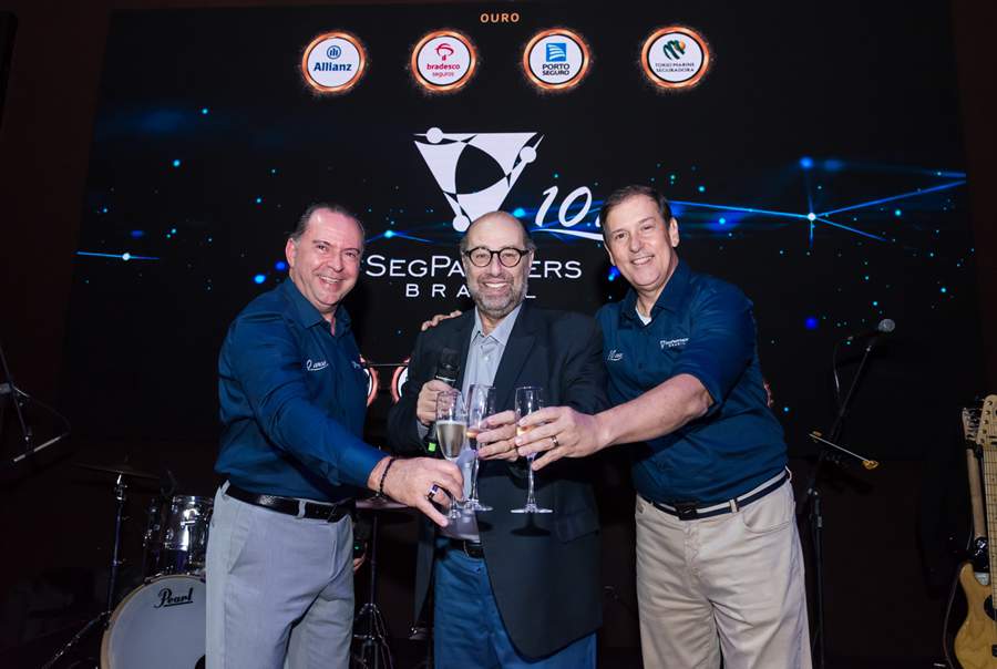 Foto: Alexandre Camillo (&agrave; esq.), presidente do Conselho, e Paulo Rog&eacute;rio dos Santos (&agrave; dir.), CEO da SegPartners Brasil, brindam com Boris Ber (ao centro), presidente do Sincor-SP.
