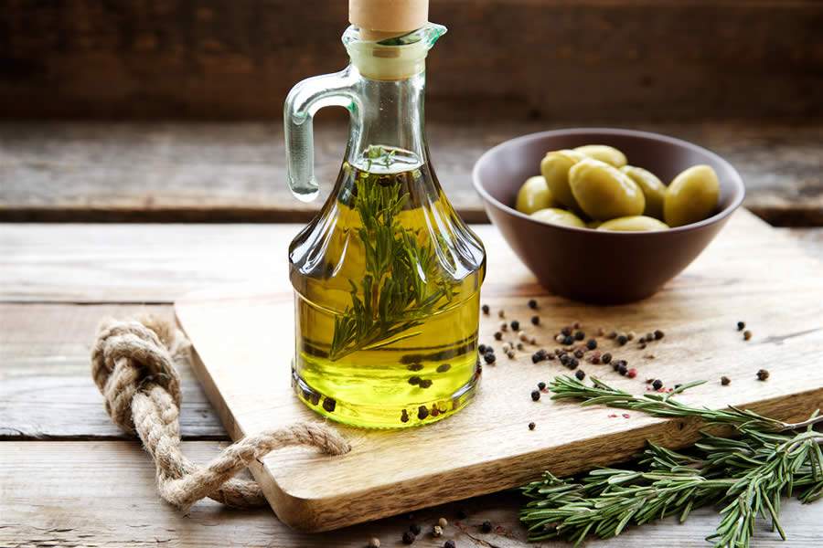 Azeite de oliva: nutricionista responde principais dúvidas e ensina receitas com o óleo