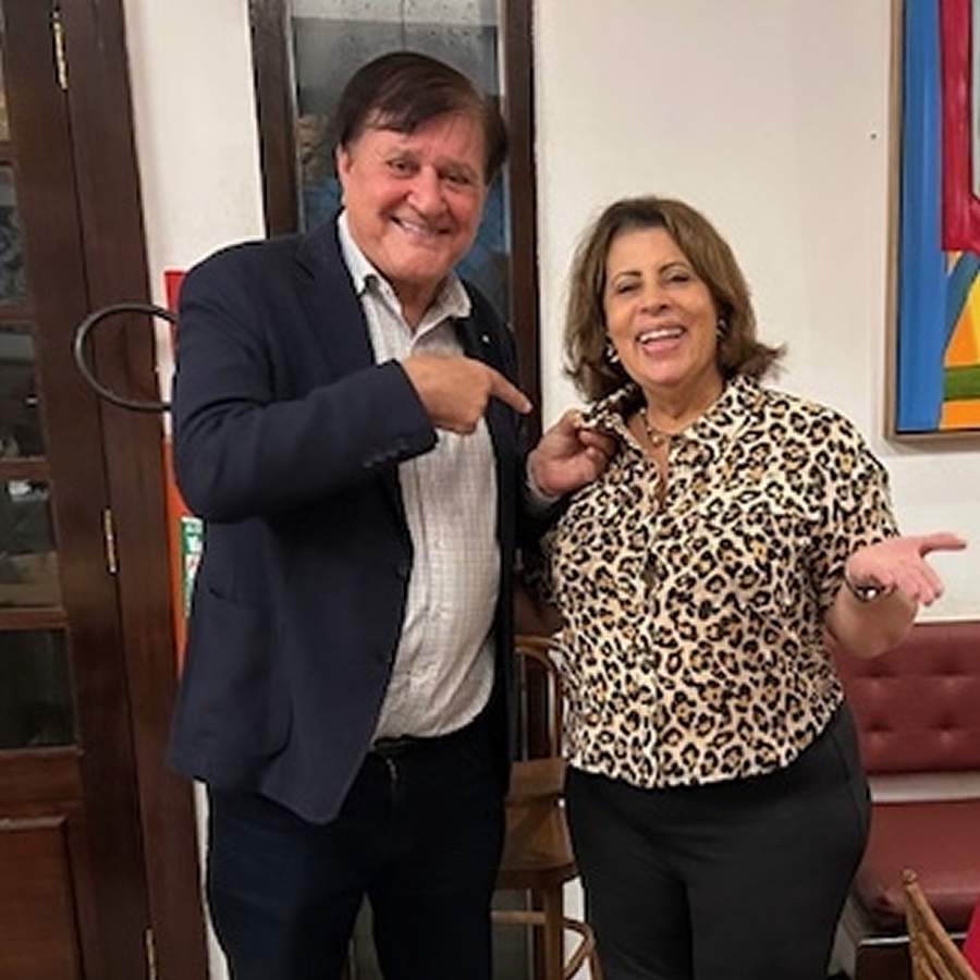 F&aacute;tima Monteiro recebe do padrinho e diretor do Clube da Bolinha-RJ, Gilberto Villela, e coloca o distintivo que identifica os membros da confraria h&aacute; mais de sete d&eacute;cadas - Foto: Divulga&ccedil;&atilde;o