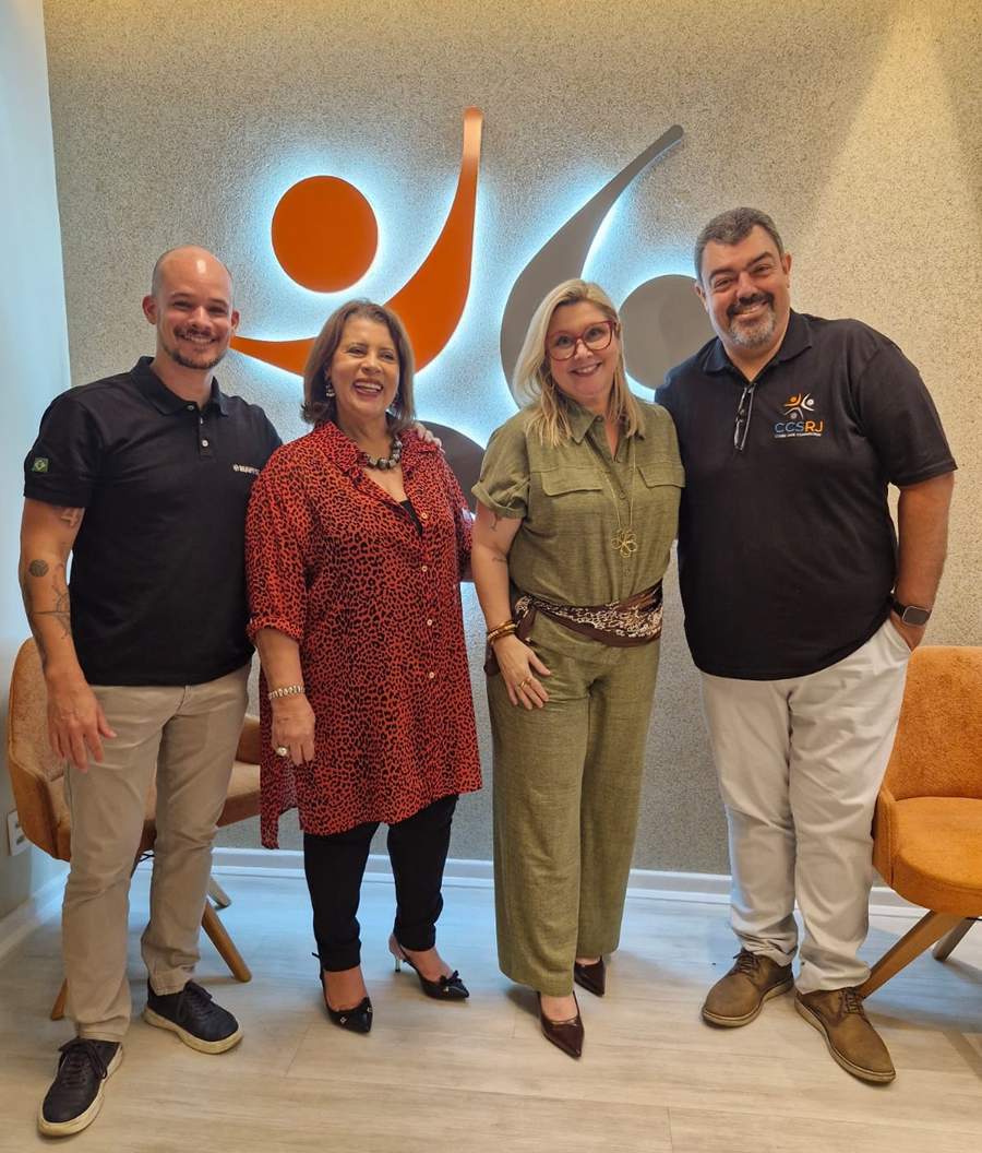 Da esquerda para a direita: Igor Menezes, gerente da sucursal Rio da MAPFRE Seguros; Fátima Monteiro, presidente do CCS-RJ; Dayse Magesti, diretora administrativa do CCS-RJ e Marco Aurélio Marques, diretor financeiro do CCS-RJ – Foto: Divulgação