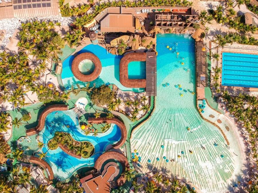 Vista aérea da praia e a piscina de ondas no Thermas dos Laranjais: Divulgação