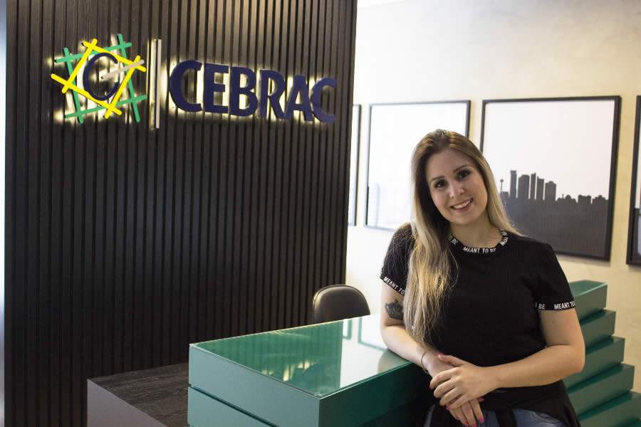 Larissa Marcelino, coordenadora de marketing digital do CEBRAC. Foto: Divulga&ccedil;&atilde;o