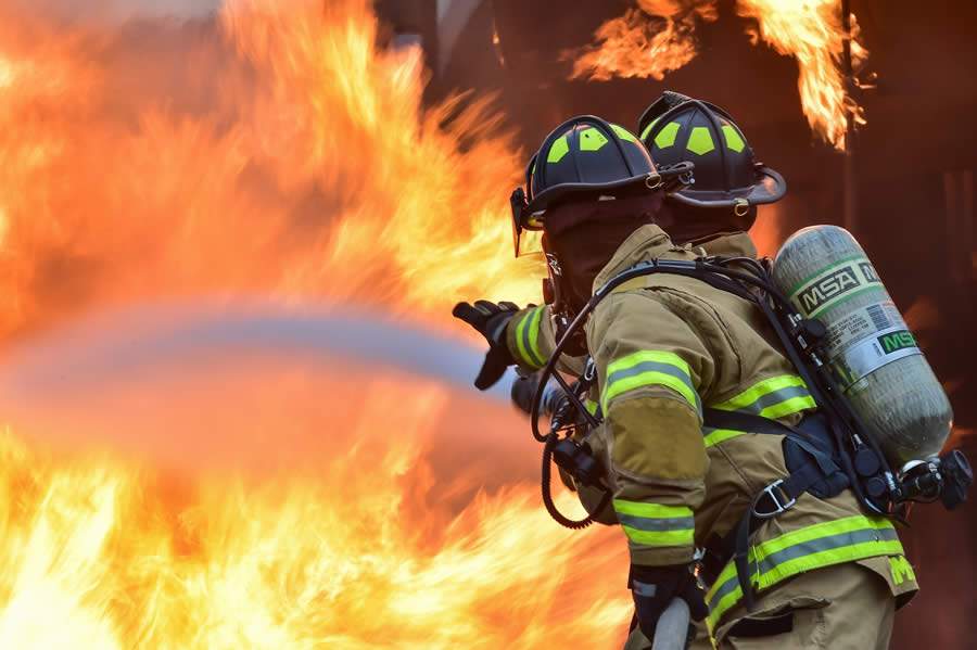 Os bombeiros civis são elementos fundamentais para garantir a segurança - Pexels