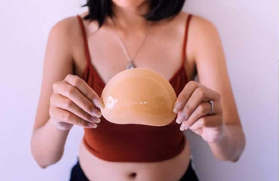 Explante mamário: procedimento é tendência entre famosas no Brasil e no mundo, mas exige cuidados