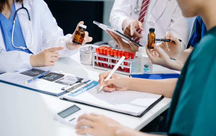 Cerca de metade dos nomes sugeridos pelas indústrias farmacêuticas são reprovados. O objetivo é minimizar a chance de erros e aumentar a segurança de médicos, farmacêuticos e pacientes. - Créditos: Envato