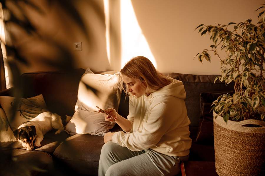 Uso excessivo de smartphones pode causar severos problemas para saúde como ansiedade, depressão, dificuldade de convívio social e impacto na postura - Créditos: Envato