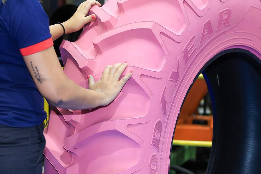 Pneu rosa marca o lan&ccedil;amento de movimento para valoriza&ccedil;&atilde;o da mulher no campo