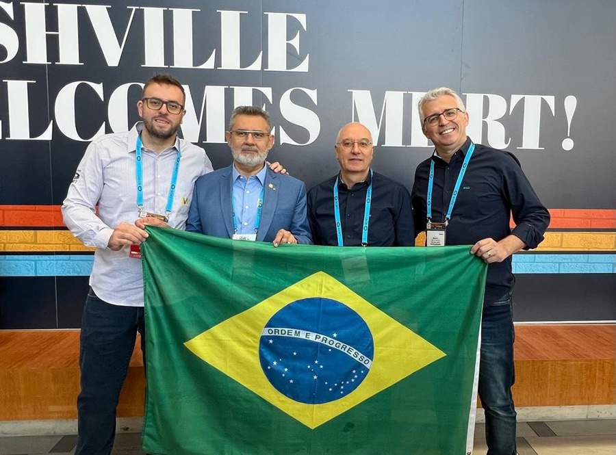 Felipe Eduardo Sousa, representante da MDRT Brasil na regi&atilde;o Sudeste e Norte (Local Chair Brazil); e Josusmar Sousa, presidente da MDRT Brasil (Country Chair Brazil); 2) Delega&ccedil;&atilde;o brasileira no evento: Felipe Sousa, Josusmar Sousa, Helder Molina, CEO da MAG Seguros, e Marcio Batistuti, presidente do CVG-SP e diretora da MAG Seguros.