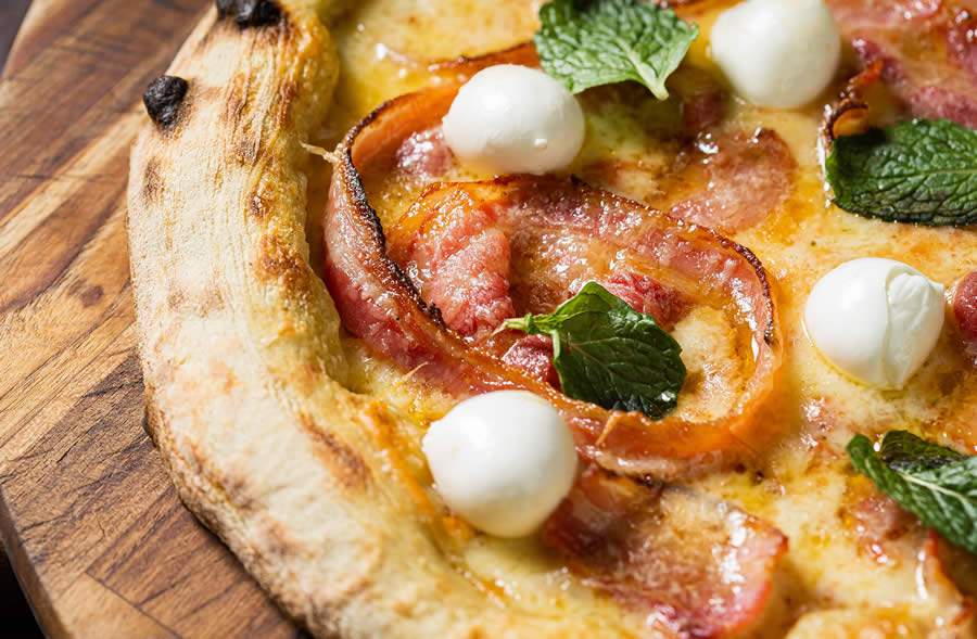 PIZZA DE PANCETA, BÚFALA E HORTELÃ