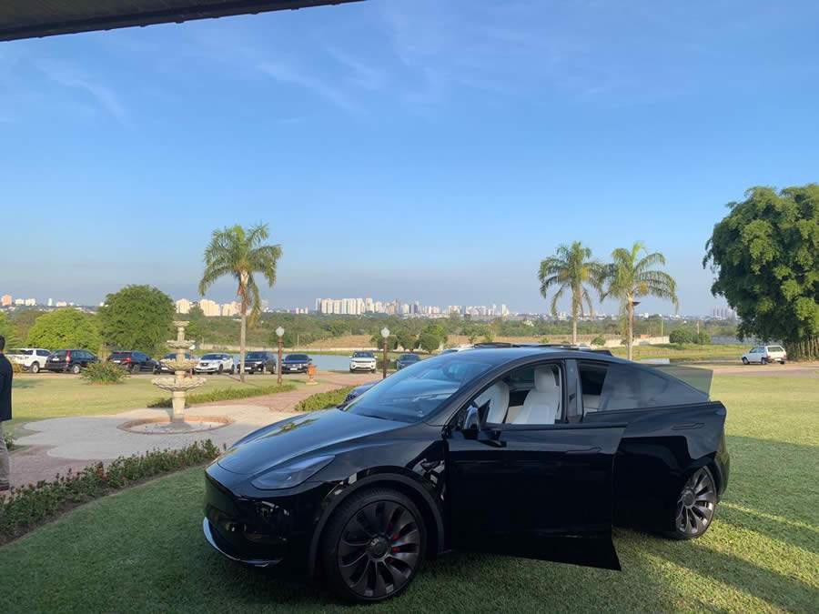 Osten lan&ccedil;a carro in&eacute;dito da Tesla em evento do Desenvolve Vale
