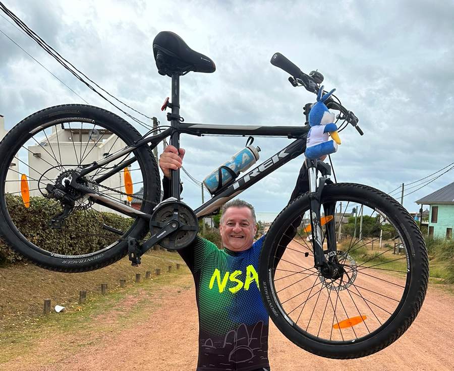 Luiz Morales com a bike