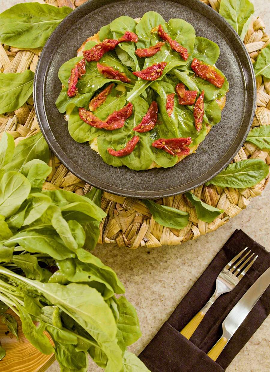Pizza de frigideira Fit de Tomate Seco com Rúcula