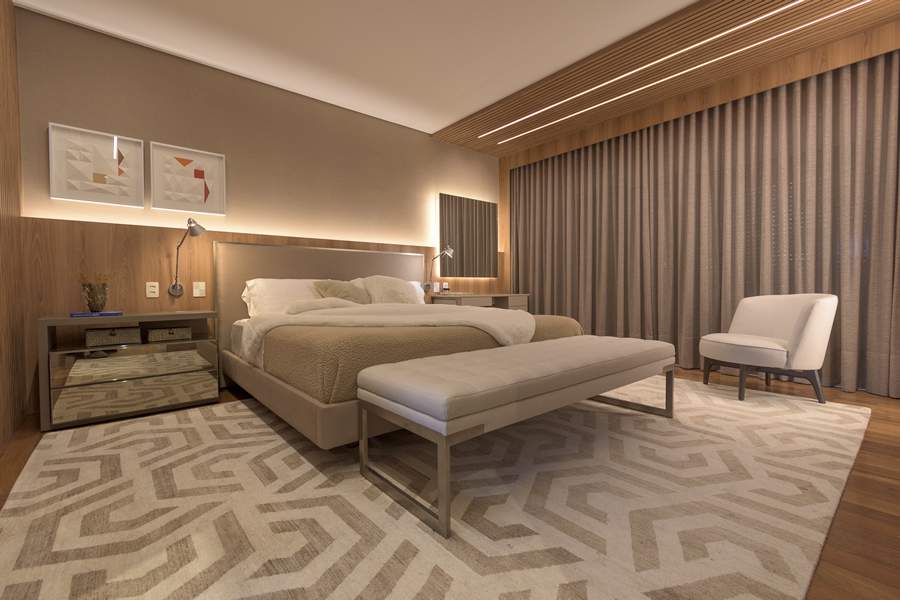 Neste quarto, as arquitetas Danielle Dantas e Paula Passos exploraram diversas possibilidades, destacando o uso das fitas de LED no forro e na marcenaria. Esses elementos foram adicionados n&atilde;o apenas pela sua versatilidade, mas tamb&eacute;m para real&ccedil;arem o projeto de interiores | Projeto de Dantas &amp; Passos Arquitetura | Fotos: Buzina de Imagem