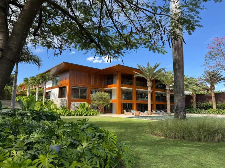 Mudan&ccedil;as na frequ&ecirc;ncia e no hor&aacute;rio das regas s&atilde;o boas alternativas para manter as &aacute;reas verdes sempre belas | Projeto de paisagismo: Depieri Paisagismo | Projeto de arquitetura: Valeria Gontijo e Ilgner Martins | Foto: Divulga&ccedil;&atilde;o