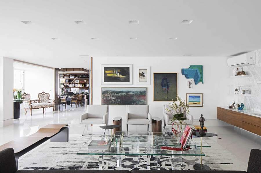 A arquiteta Ieda Korman fez do living da morada uma verdadeira galeria de arte. Al&eacute;m dos objetos posicionados em todo o ambiente, o gallery wall, com pe&ccedil;as do acervo pessoal, impressiona os visitantes | Projeto de Korman Arquitetos | Foto: Gui Morelli