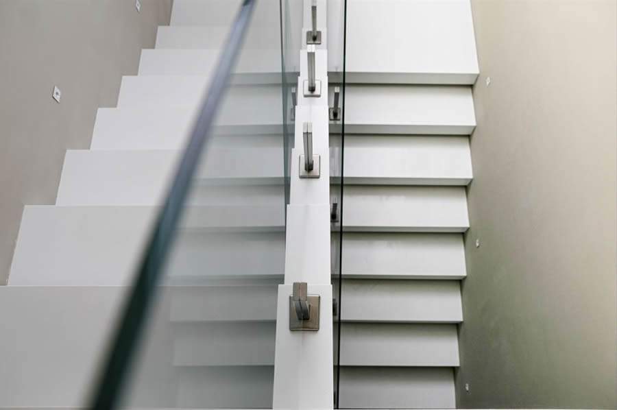 Como resume o arquiteto Alexandre Pasquotto, a escada é um dos elementos que mais exigem precisão no projeto de arquitetura porque precisa unir estrutura e funcionalidade em um equilíbrio perfeito | Projeto Meneghisso &amp; Pasquotto Arquitetura | Foto: Divulgação