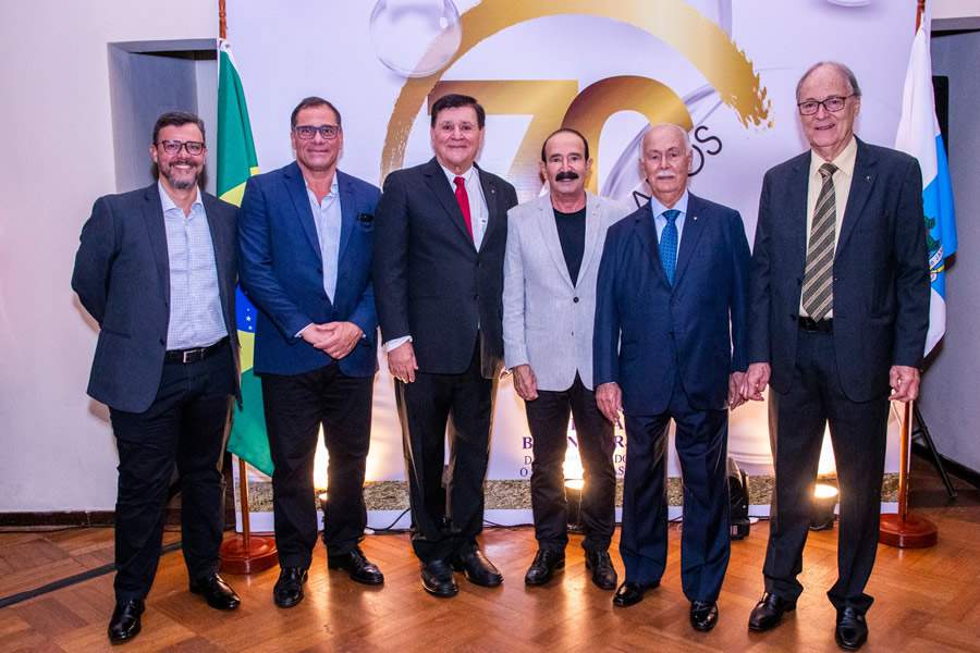 Da esquerda para direita: os confrades F&aacute;bio Lessa, diretor comercial da Capemisa Seguradora, e M&aacute;rcio Coutinho Teixeira de Carvalho, presidente da Capemisa Capitaliza&ccedil;&atilde;o; Gilberto Villela, diretor tesoureiro do Clube da Bolinha-RJ; Jorge Andrade, presidente da Capemisa Seguradora; Jorge Carvalho, diretor secret&aacute;rio do Clube da Bolinha-RJ e Anselmo Abrantes Fortuna, reitor do Clube da Bolinha-RJ Foto: Dalvino Santino