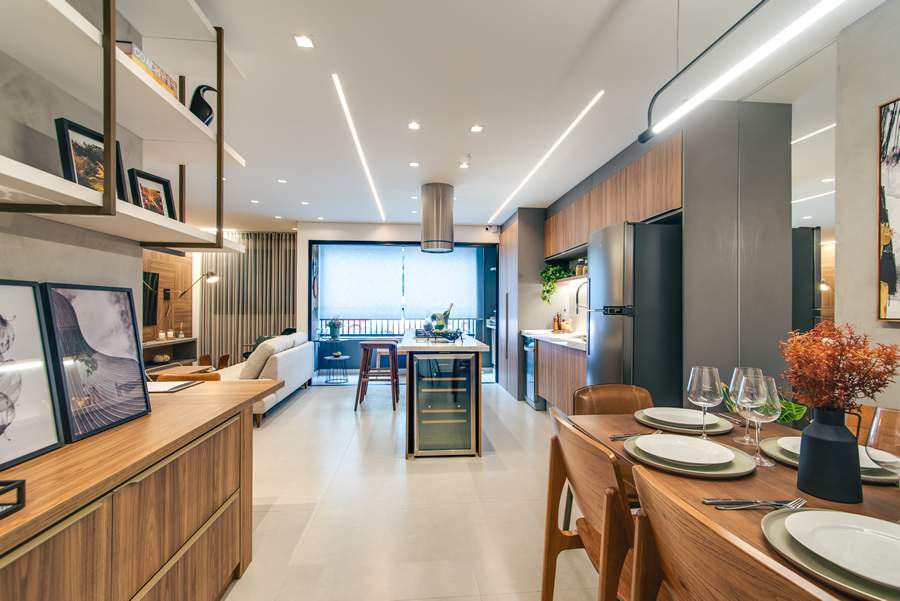  Com o objetivo de trazer conforto, bem-estar e sofistica&ccedil;&atilde;o, o decorado do residencial 15W22 foi composto por mesas e cadeiras de madeira, trazendo suavidade ao ambiente. - Est&uacute;dio Onzeonze