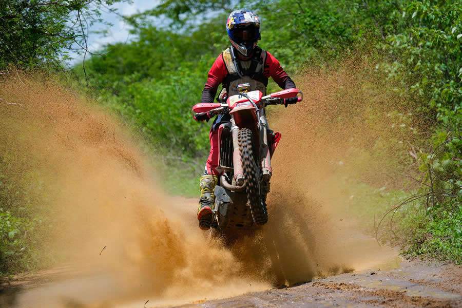 Lama e po&ccedil;as d'&aacute;gua do in&iacute;cio ao fim do Rally Piocer&aacute; (Doni Castilho) 