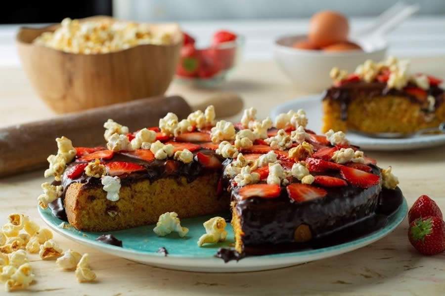 Desperte sua criatividade e paladar com receita de bolo de cenoura com chocolate, morango e pipoca