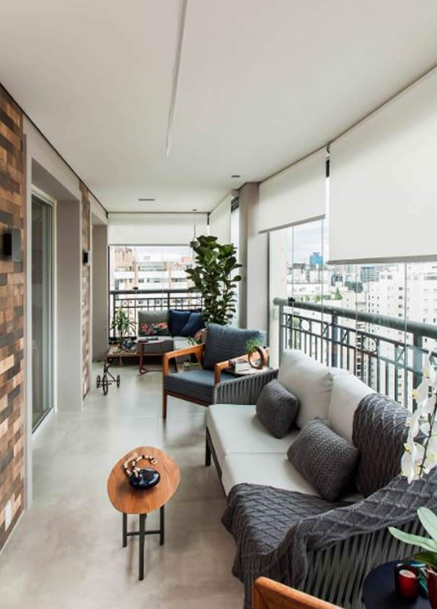 Reforma transformou varanda em living e buscou combinar elementos da est&eacute;tica com bem-estar | Projeto de Gigi Gorenstein | Foto: Eduardo Pozella