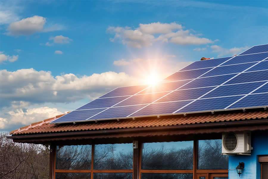 Energia solar diminui tarifa da conta de luz e aquece a economia no País
