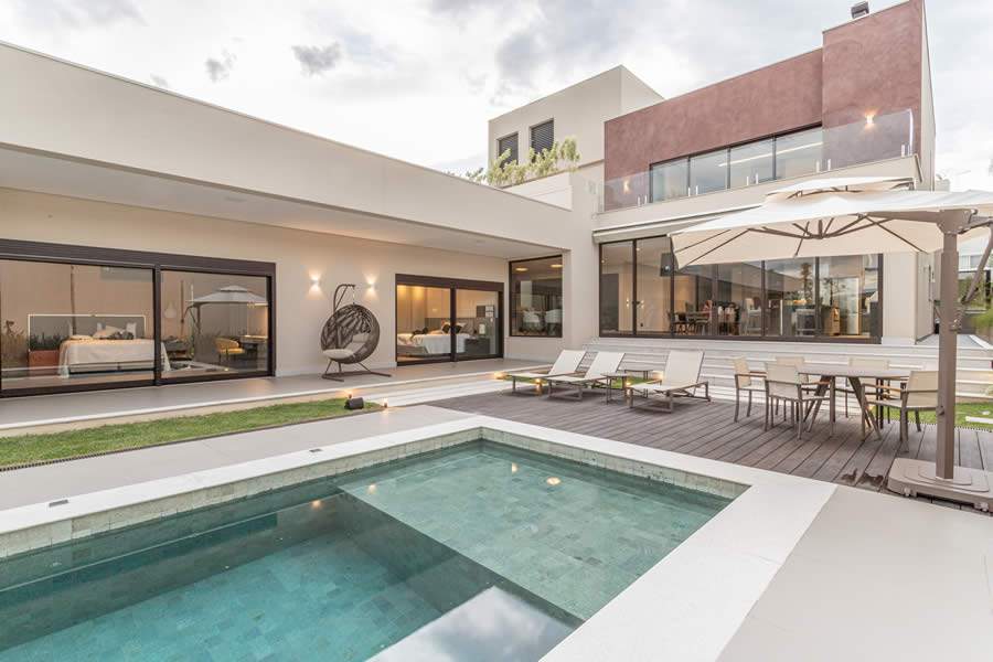 Localizada no Litoral Norte de São Paulo, a piscina complementou a arquitetura moderna da casa projetada pelo escritório Patricia Penna Arquitetura &amp; Design de Interiores | Foto: Leandro Moraes