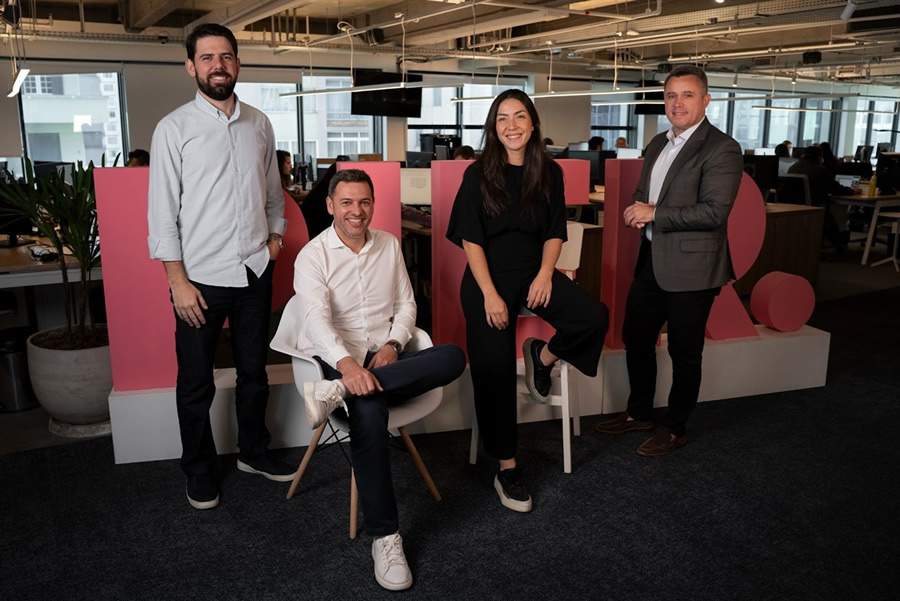 Foto: Victor Horta (CPO), Igor Mascarenhas (CEO), Camila Kataguiri (co-CEO) e Flávio Rewa (CCO). Crédito de Imagem: Rafael Merino