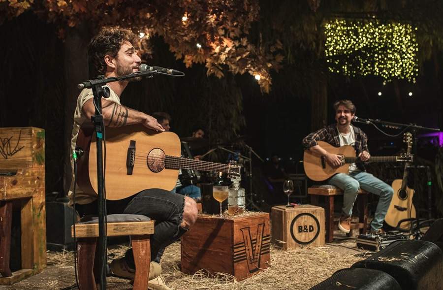 Depois de passar por diversas cidades, Bruninho e Davi voltam com a Violada para Ilhabela nesta quinta-feira