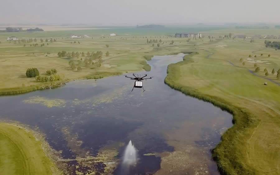 Um drone DJI M600 que entrega pacotes para seus clientes no King&#039;s Walk Golf Course, em Grand Forks, Dakota do Norte