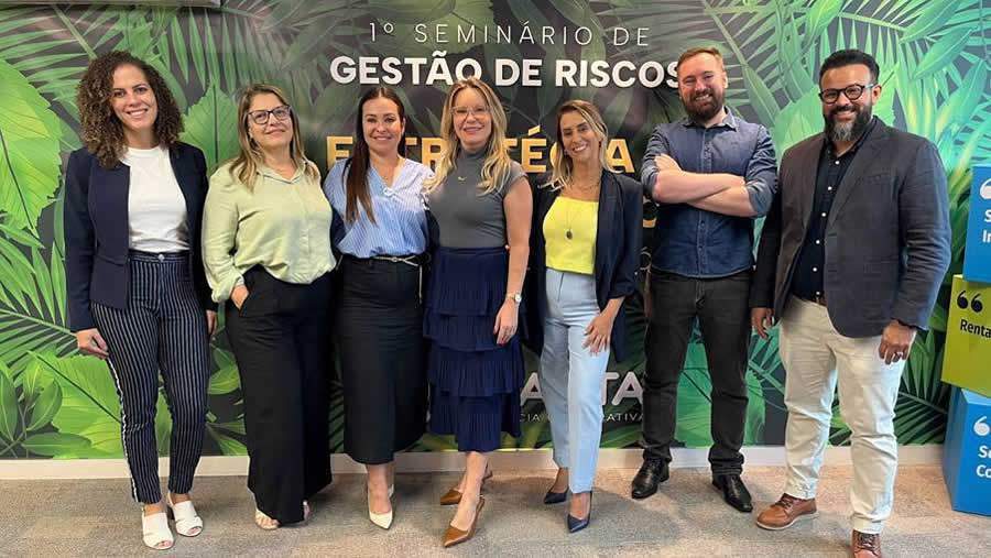 Thais Mendon&ccedil;a, s&oacute;cia diretora da KPMG Brasil; Adriana de Carvalho Vieira, Secret&aacute;ria Executiva da Comiss&atilde;o T&eacute;cnica de Governan&ccedil;a e Riscos da Abrapp; Gisele Dal Bosco, Gerente de Governan&ccedil;a, Riscos e Compliance da Quanters; no centro, Denise Maidanchen, CEO da Quanta Previd&ecirc;ncia; Germana Vogt, Especialista em Gest&atilde;o de Riscos da Quanters; Vagner Rafael Christ, diretor da NetFive; e Glauco Milhomem Balthar, diretor de TI e opera&ccedil;&otilde;es na Quanta.