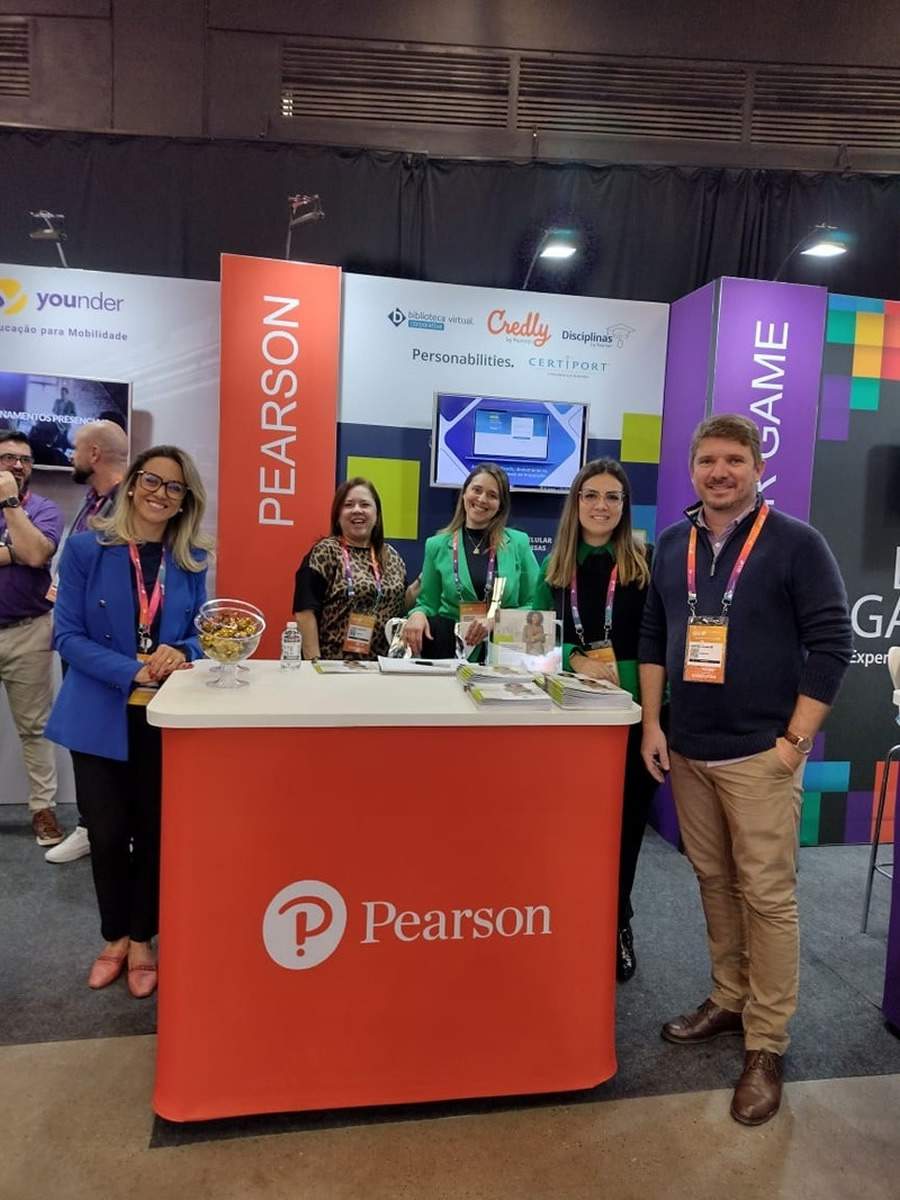 Andr&eacute; Cabus e equipe no estande da Pearson