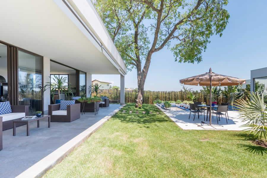 Térrea e com amplos vãos, residência assinada pela arquiteta Isabella Nalon evidencia um projeto com cuidados para o bem-estar de toda família, inclusive os idosos e quem tem dificuldade de mobilidade | Foto: Julia Herman